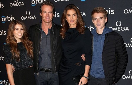 Rahasia Cindy Crawford Masih Memukau di Usia Setengah Abad